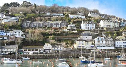Harbourside Apartment in the Centre of Looe