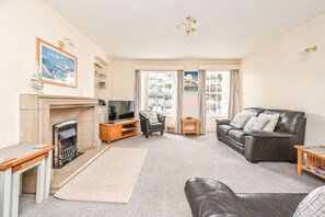 Apartment | Living area - 3bed Apartment Sleeps 5- Parking, Wifi, Near Beach (Looe)