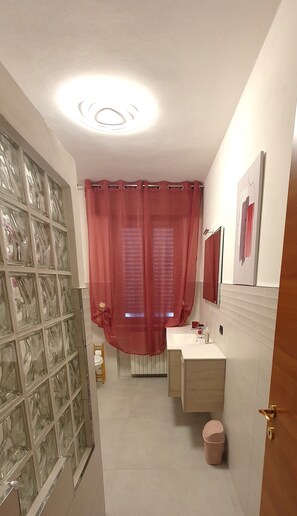 Dusch, hårtork, bidé och handdukar