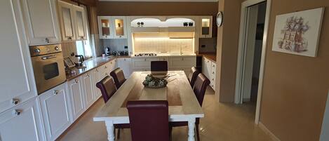 Réfrigérateur, four, plaque de cuisson, lave-vaisselle