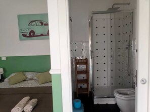 Shower, hair dryer, bidet, towels - 3 bedroom apartment in rome (Roma)