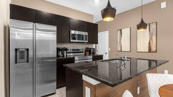 Refrigerador, microondas, horno y parrilla de estufa