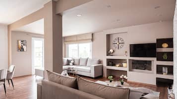 Familienapartment | Wohnbereich | 50-Zoll-Smart-TV mit Satellitenempfang, Kamin, Netflix