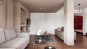 Familienapartment | Wohnbereich | 50-Zoll-Smart-TV mit Satellitenempfang, Kamin, Netflix