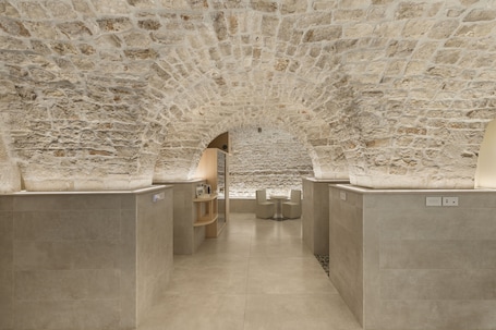 Sauna, hot tub, steam room