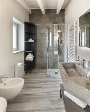 Panoramic Condo | Bathroom | Shower, rainfall showerhead, free toiletries, hair dryer