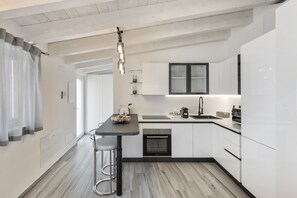 Condo panorâmico | Cozinha privada | Geladeira grande, micro-ondas, fogão, lava-louças