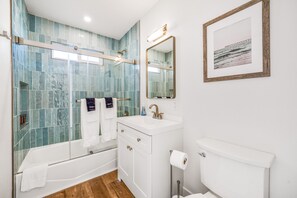 Sèche-cheveux, serviettes fournies, savon, shampoing