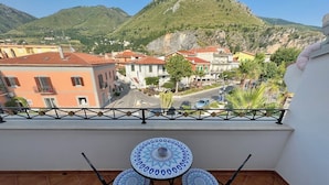 A balcony with a view of a town and mountains. - Tea Luxury (Praia a Mare)
