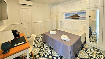 Deluxe-Zimmer, Balkon, Stadtblick | Kostenlose Minibar, Zimmersafe, individuell dekoriert