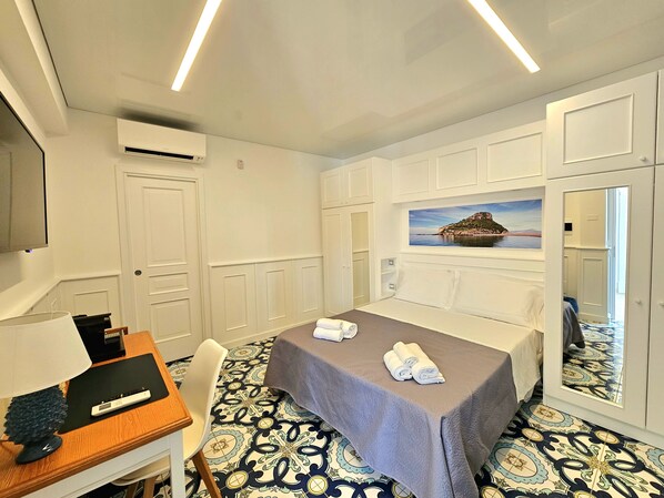 Deluxe Room, Balcony, City View