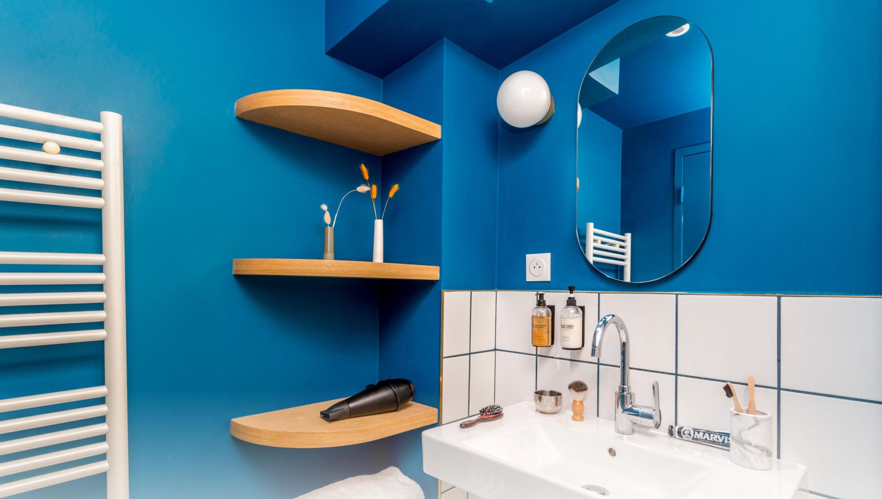 Studio Suite phong cách cổ điển (41) | Phòng tắm | Máy sấy tóc, khăn tắm, xà phòng, dầu gội 