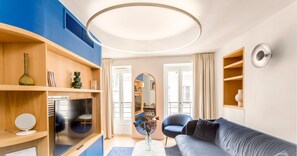 Appartement 42 | Living area | 30-inch Smart TV with digital channels - Beauquartier - Grands Boulevards (Paris)