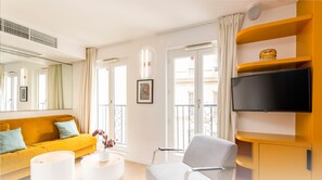 Appartement 41 | Living area | 30-inch Smart TV with digital channels - Beauquartier - Grands Boulevards (Paris)