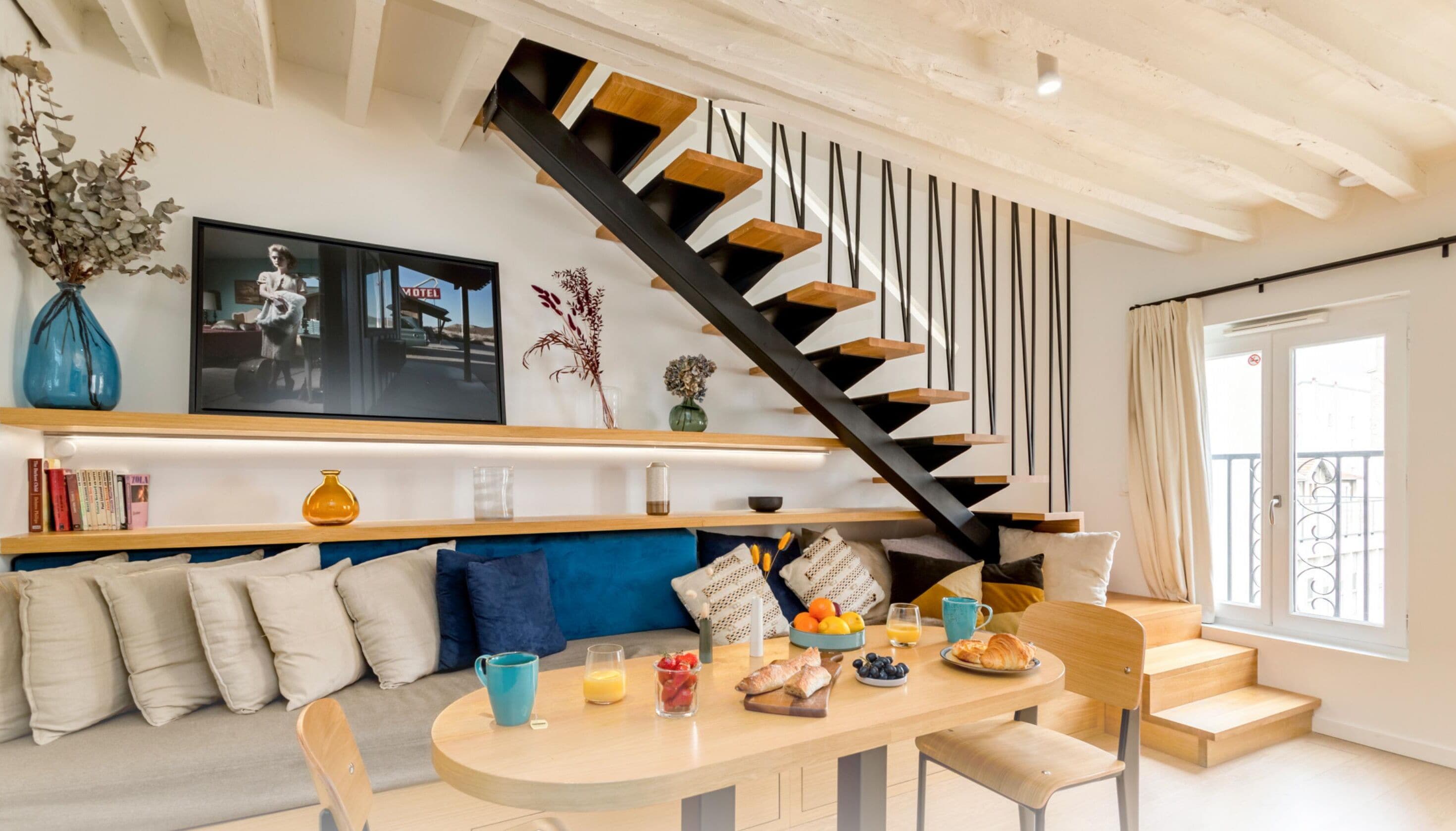 Nhà Duplex Tiêu chuẩn (51) | Khu phòng khách | Smart TV 30-inch có truyền hình kỹ thuật số 