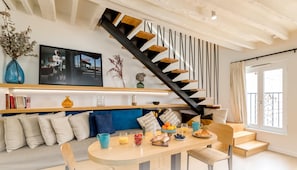 Appartement 51 | Living area | 30-inch Smart TV with digital channels - Beauquartier - Grands Boulevards (Paris)