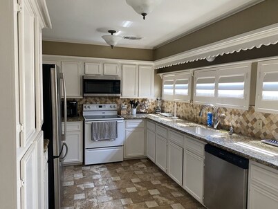 Spacious Split-Unit Home in Nassau Bay, Texas