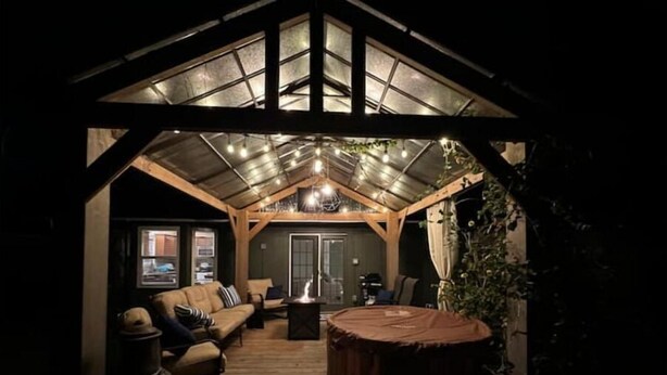 Un interior acogedor y rústico con una terraza de madera, chimenea y una zona de estar confortable.