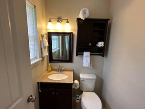 Sèche-cheveux, serviettes fournies, savon, shampoing