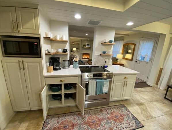 Réfrigérateur, micro-ondes, four, plaque de cuisson