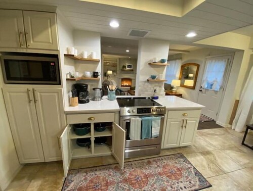 "The Big Cozy"- WiFi, Hot tub, Grill, Sleeps 8