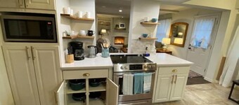 "The Big Cozy"- WiFi, Hot tub, Grill, Sleeps 8