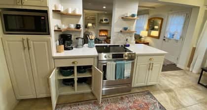 "The Big Cozy"- WiFi, Hot tub, Grill, Sleeps 8