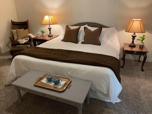 4 chambres, bureau, fer et planche à repasser, lit de bébé portatif