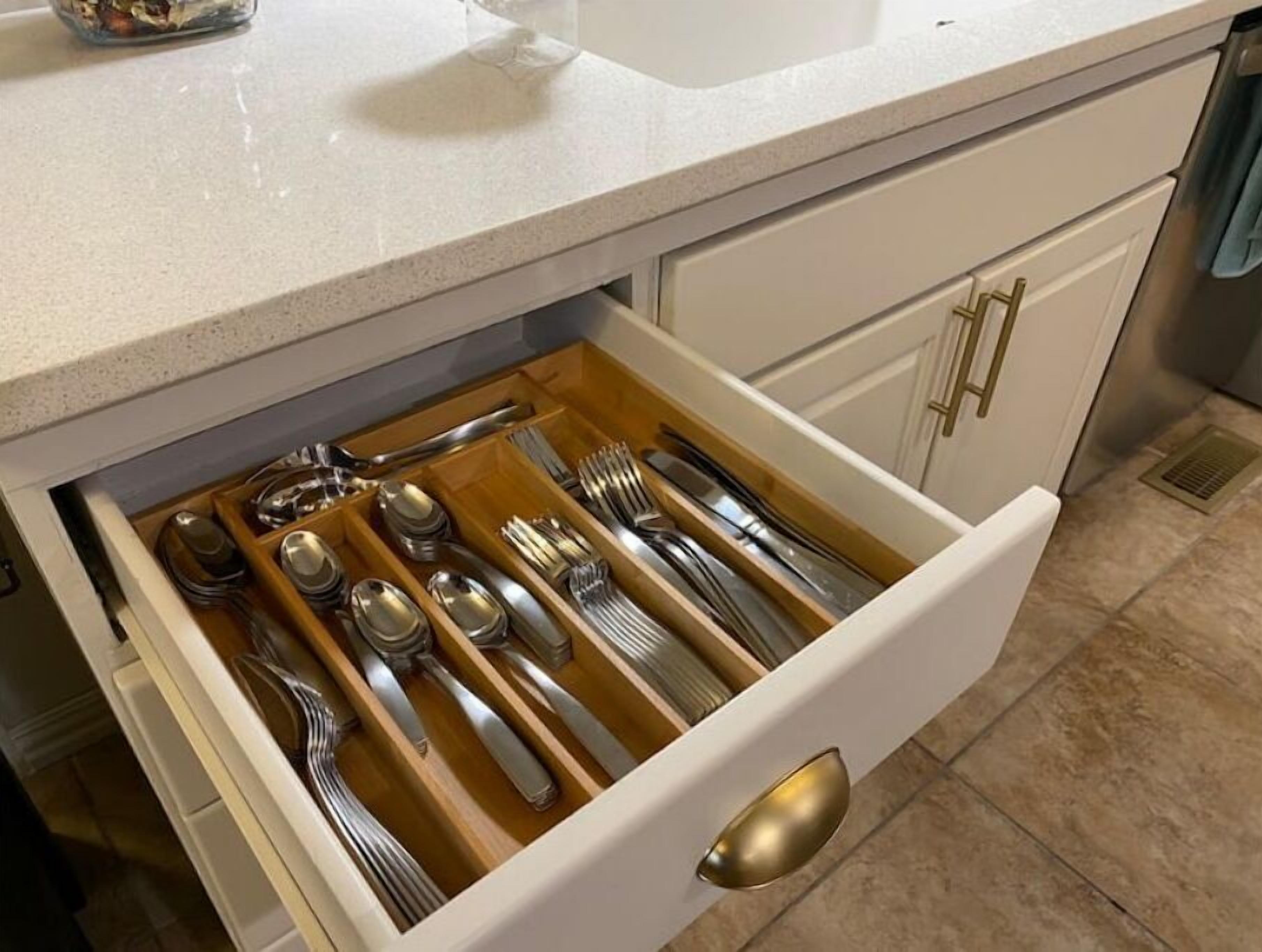 Uma gaveta de cozinha com utensílios.
