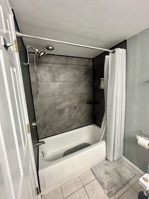 مجففات شعر، مناشف، صابون، ورق حمّام