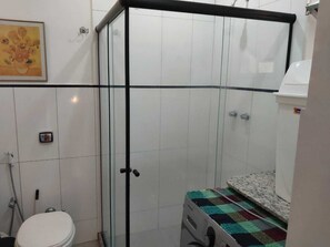 Douche, serviettes fournies, papier toilette