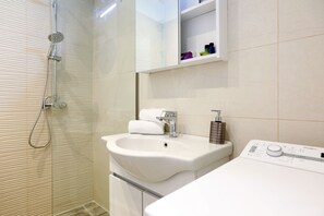 Departamento urbano | Baño | Regadera, secadora de cabello, toallas, jabón 