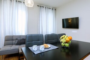 City-lejlighed | Opholdsområde | 42-tommers LCD-tv med kabelkanaler