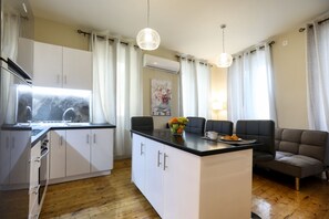 Apartamento urbano | Cozinha privada | Geladeira grande, fogão, cooktop, chaleira elétrica