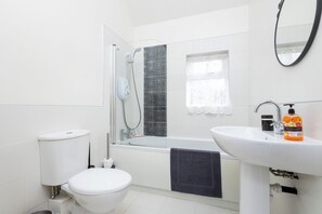 Dusche, kostenlose Toilettenartikel, Haartrockner