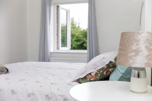 3 bedrooms, desk, iron/ironing board, free WiFi - 3 Bed 1.5 Bath | Canal Side Location | Close To Wakefield & Leeds | Pets Welcome (Stanley)