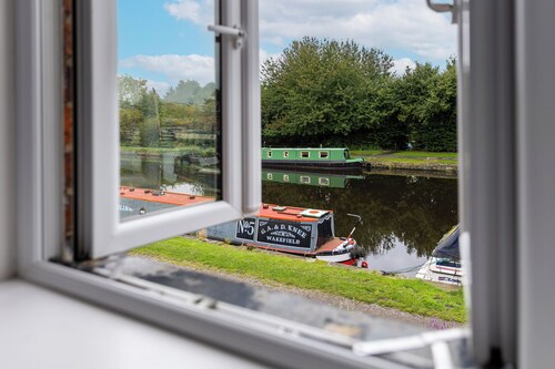 Canal Side 3 Bed 1.5 Bath | Parking | WiFi | Self Check-in | King Size Beds
