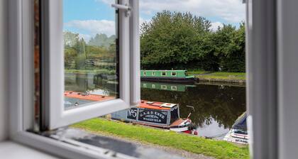 Canal Side 3 Bed 1.5 Bath | Parking | WiFi | Self Check-in | King Size Beds