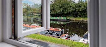 Canal Side 3 Bed 1.5 Bath | Parking | WiFi | Self Check-in | King Size Beds