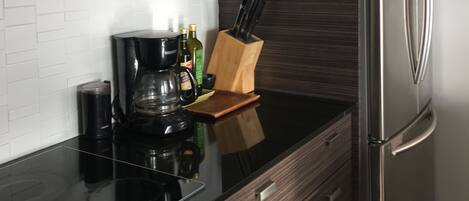 Réfrigérateur, four à micro-ondes, un four, surface de cuisson