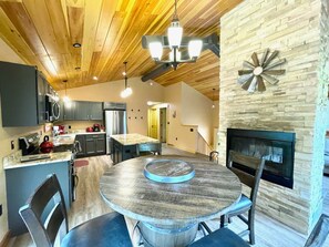 Fridge, microwave, oven, stovetop - Cozy Cabin in S Bartlett Near North Conway (Bartlett)