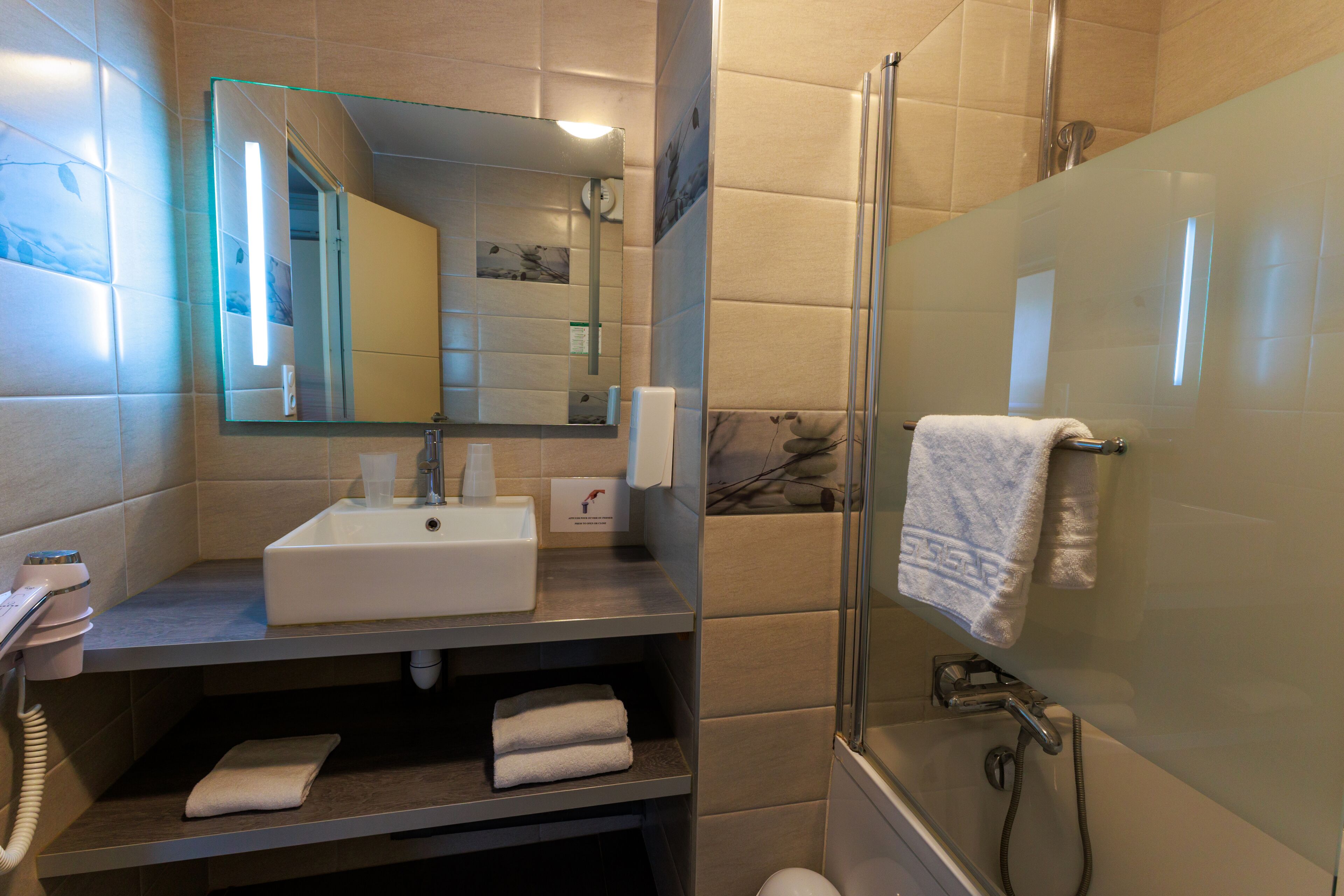 Foto - Logis Hôtel Le Rochelois