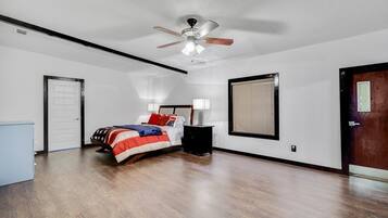 2 bedrooms, in-room safe, iron/ironing board, free WiFi