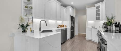 ثلاجة، ميكروويف، فرن، موقد طهي مسطح