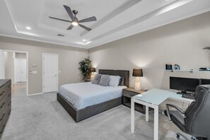 3 bedrooms, desk, iron/ironing board, free WiFi - The Tulsacation on Oxford (Tulsa)