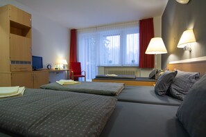 Standard Room, 3 Single Beds | Living area