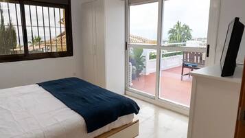 2 chambres, fer et planche à repasser, Wi-Fi, draps fournis