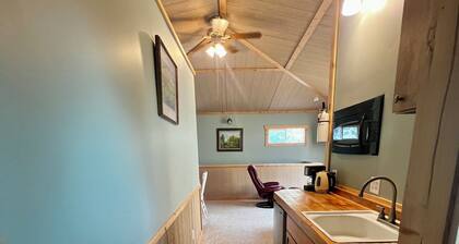 Cozy loft with king bed central to Paradise Valley, MT!