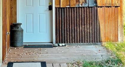 Cozy loft with king bed central to Paradise Valley, MT!