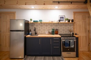 Fridge, oven, stovetop, coffee/tea maker